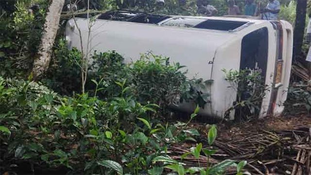 Fourteen factory workers hurt as van plunges down precipice in Bulathsinhala