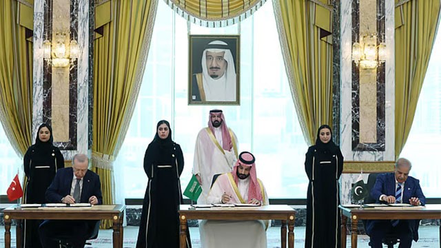 Saudi Arabia, Turkey and Pakistan sign joint defence pact in Mecca