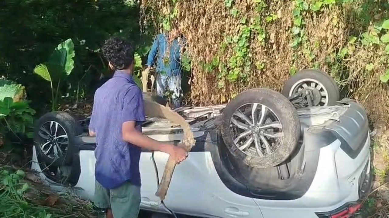 Three pedestrians injured as car crosses lane and leaves road in Waskaduwa