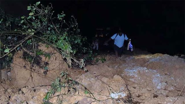 Earthslip blocks Hatton-Colombo main road at Kuyilwatte