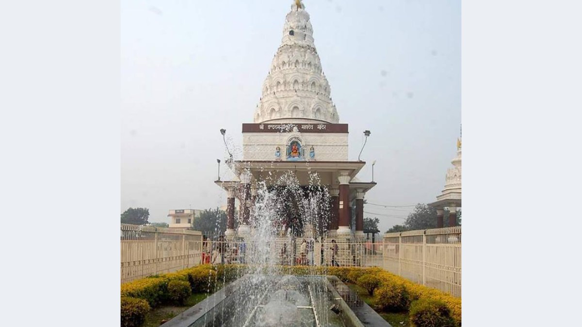 Seven killed in crush at Bihar temple after electricity pole falls