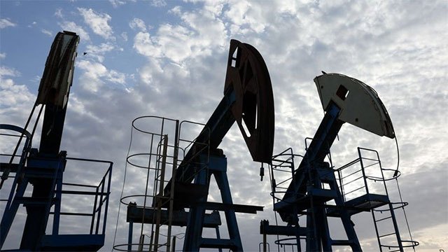 Oil hits three-week high as Hormuz impasse keeps supply tight
