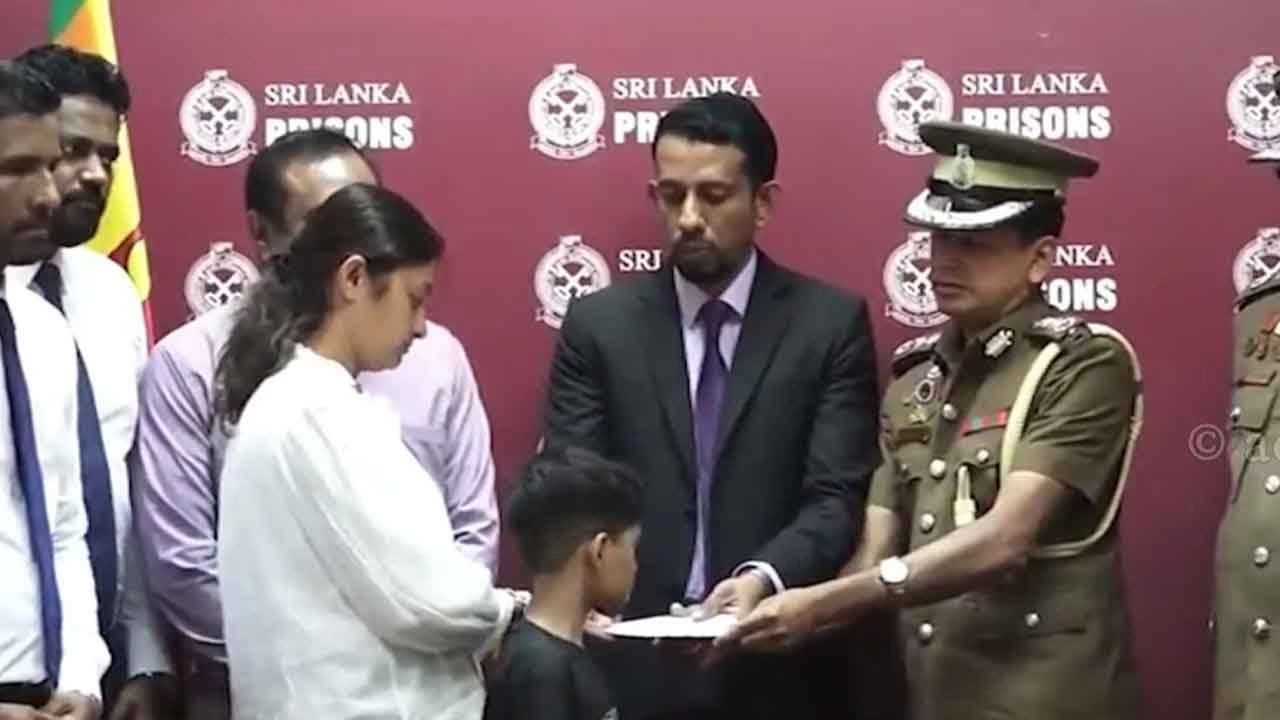 Families of 10 officers killed in Negombo Prison clash receive Rs. 2 million each