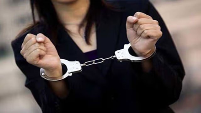 Woman held at Rathmalana Beach with 120 litres of illicit liquor