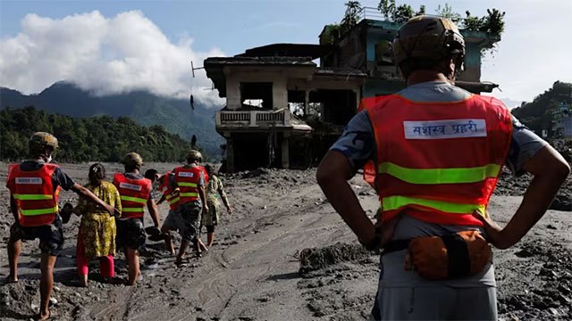 Nepal reverses course and admits foreign rescue teams after diplomatic pressure
