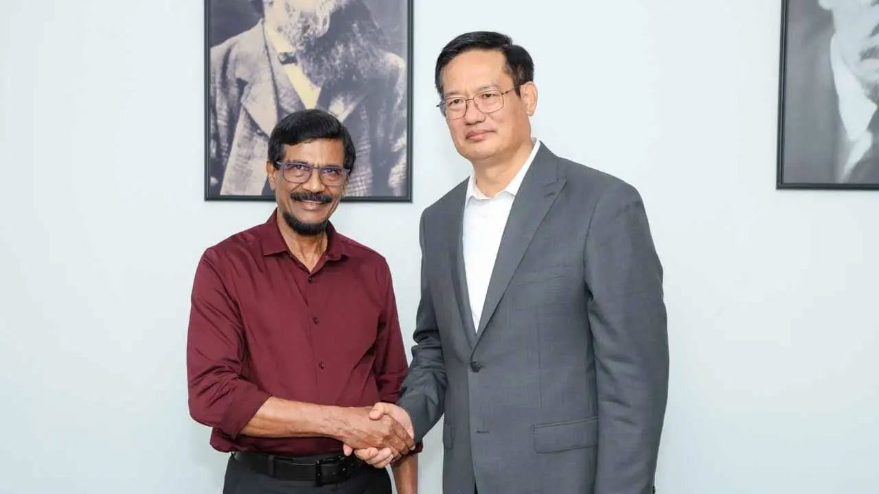 New Chinese ambassador's first party call is on the JVP, a week after presenting credentials