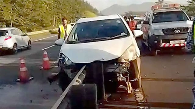Car crashes into central barrier on Southern Expressway at Dodangoda