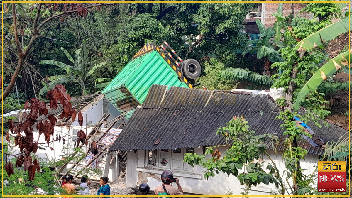 Lorry overturns onto house at Medithale on the Badulla–Mahiyangana road