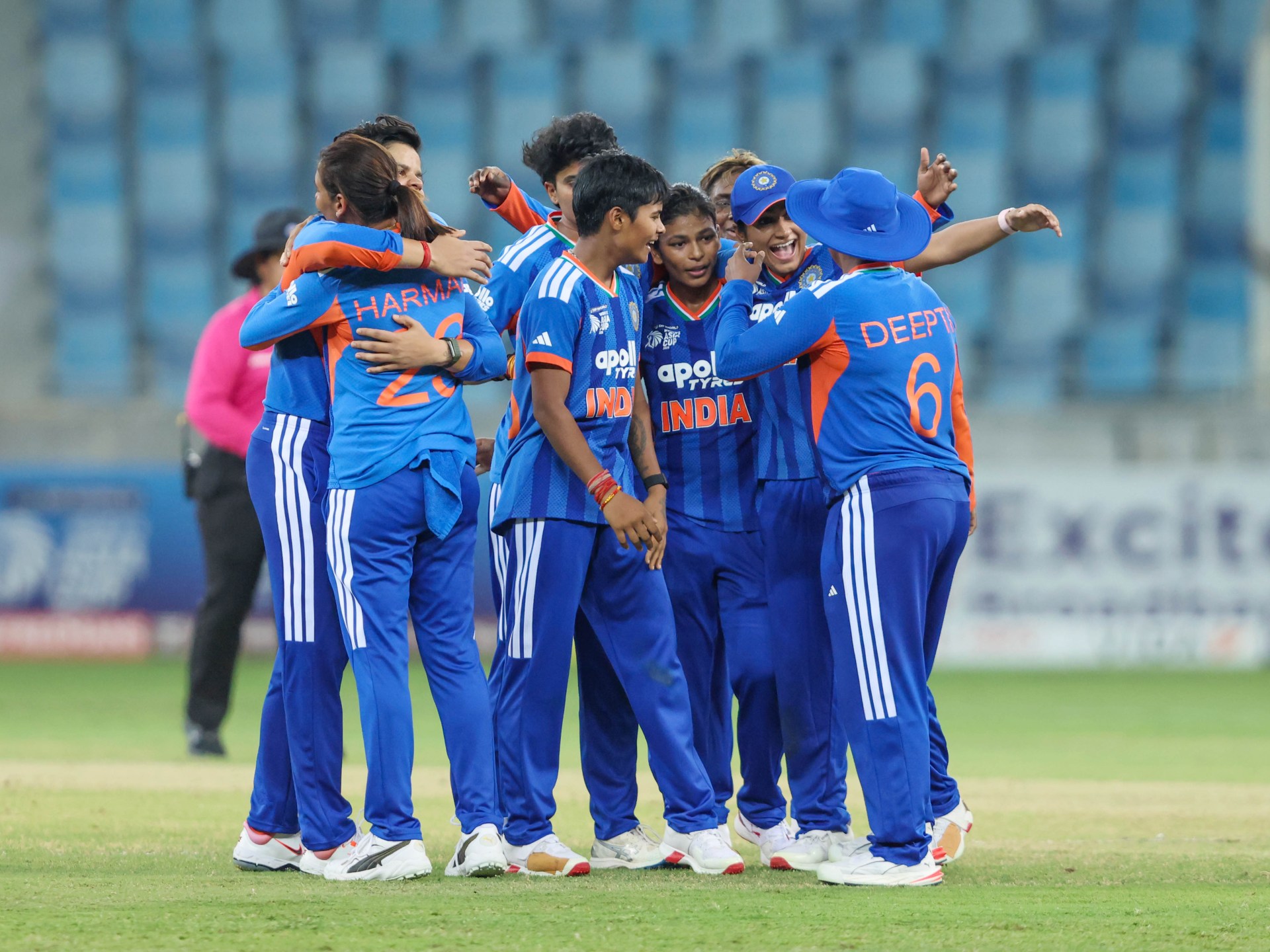 India refuse Women's Asia Cup trophy from ACC president; Athapaththu collects Sri Lanka's runners-up award