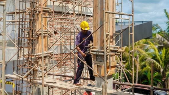 Sri Lanka's economy grows 4.2% in Q2 as fuel costs and weak tourism bite