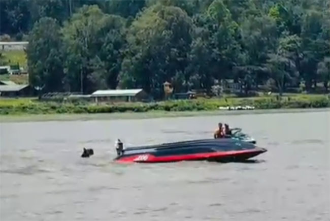 Tourists Rescued After Boat Capsizes at Gregory Lake in Nuwara Eliya