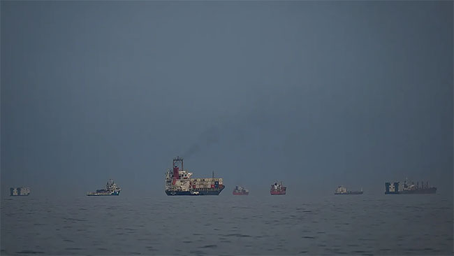 Iran Threatens to Strike Any US Warship Crossing Strait of Hormuz