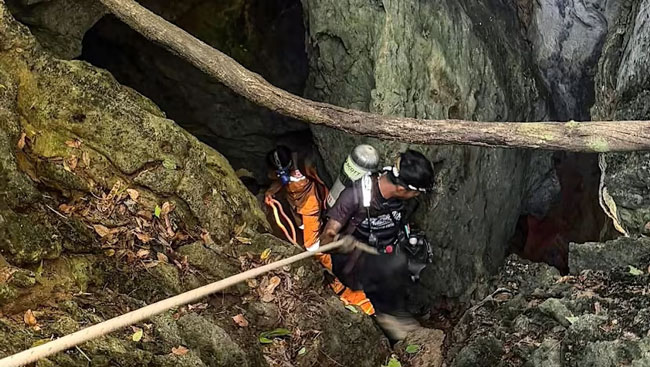 Rescuers in Laos race to save 7 divers trapped in cave as oxygen runs low