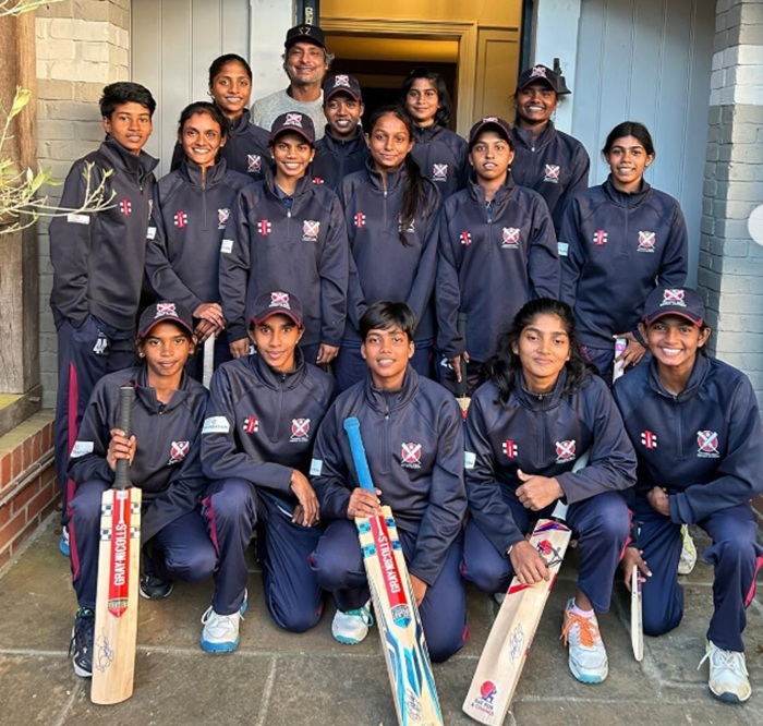 Sangakkara hosts Tekanda Foundation girls' cricket team at his England home