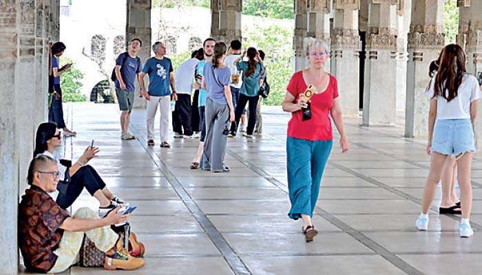 Tourist Arrivals Cross 800,000 for 2026, but April Falls 27% as Iran War Bites