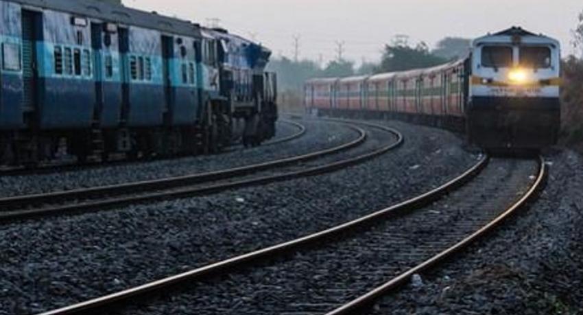 Train derails near Chilaw station, disrupting Puttalam line