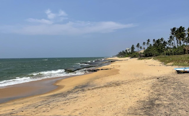 Unidentified male body washes ashore at Uswetakeiyawa beach in Pamunugama