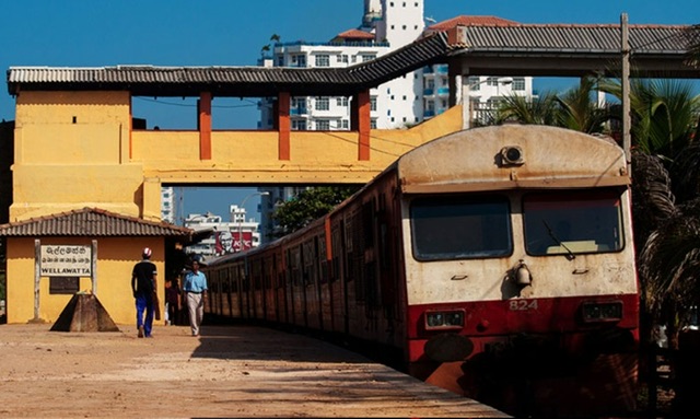 Woman killed by Panadura–Colombo train near Wellawatte station